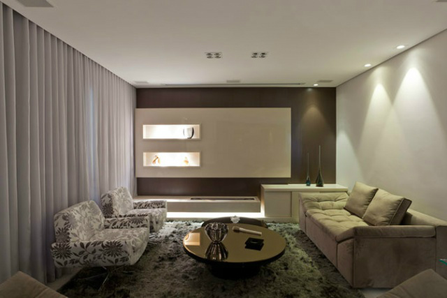 Efeito de iluminação faz móveis 'flutuarem' na decoração de casa (Foto: Daniel Mansur/ Projeto Iara Santos)