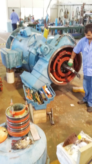 Para reduzir custos e otimizar trabalho, equipe da Sanesul realiza o conserto de equipamentos Funcionário da Gema realiza conserto