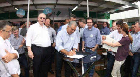 Em evento agropecuário, Reinaldo Azambuja assina contratos para investimentos em Mato Grosso do Sul Em evento agropecuário, Reinaldo Azambuja assina contratos para investimentos em Mato Grosso do Sul
