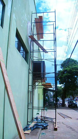 Local de onde o pintor caiu - Foto: Caarapó News