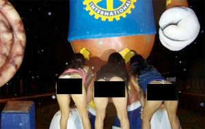 Mulheres posando nuas em frente a monumento da Lingüiça viraliza nas redes Mulheres são fotografadas em frente ao monumento em homenagem a Linguiça de Maracaju. ( Foto: Whatazzp)