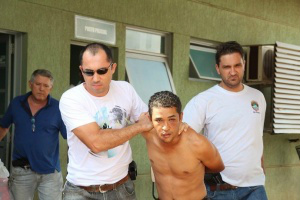 Acusado de esfaquear e atropelar esposa grávida é preso em hospital Rodrigo sofreu um acidente e foi levado para o Hospital, de onde saiu preso. (Foto: Jornal da Nova)