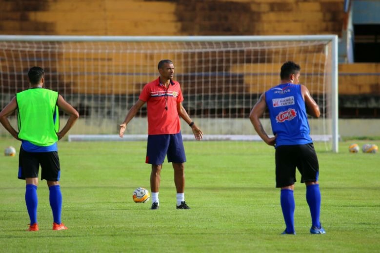 Técnico Márcio Santos durante treino de sexta no Douradão - Foto: Fraz Mendes
