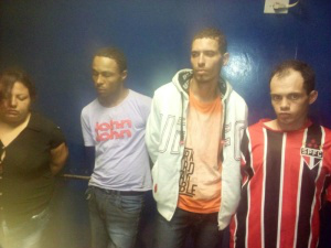 Mensagens de celular levam polícia a prender suspeitos de assaltar mercado Quatro pessoas foram presas com objetos e carro roubados. (Foto: divulgação/PM)