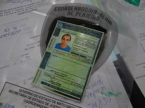 Motociclista é flagrado com CNH falsa em rodovia CNH falsa foi apreendida - Foto: Osvaldo Duarte