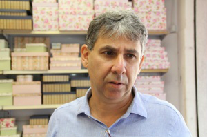 Pais que anteciparem compras pagam até 10% a menos no material escolar Segundo gerente da Shop Tudo, novembro e dezembro é momento de oportunidade de vagas em livrarias (Foto: Marcos Ermínio)
