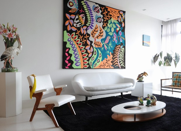 Apartamento dos anos 1950 tem decoração neutra inspirada em Oscar Niemeyer