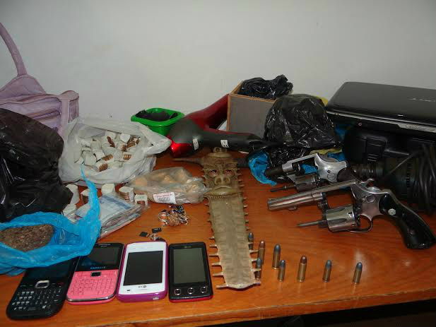 Foragida da Justiça é presa na São Bráz polícia encontra depósito de drogas na casa Local servia para abastecer bocas de fumo da região da Vila São Braz - Fotos: Osvaldo Duarte