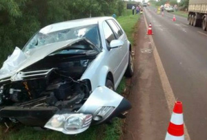 Acidente mata mulher grávida na BR-163 Veículo Golf ficou com a frente totalmente destruída com impacto - Foto: Portal do Cone Sul