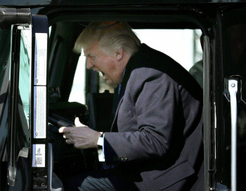 Trump sofre primeira humilhação pública com adiamento de sua reforma de saúde O presidente Donald Trump sentado ao volante de um caminhão, em encontro com os representantes do transporte. CARLOS BARRIA - REUTERS