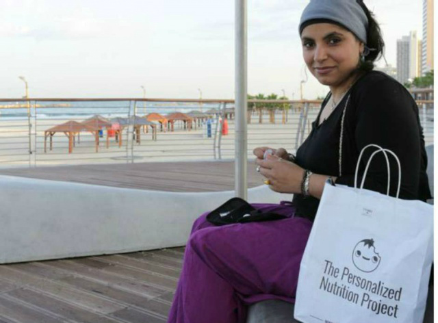 Médica Saleyha Ashan teve nível de açúcar no sangue monitorado por uma semana (Foto: BBC / BBCBrasil.com)
