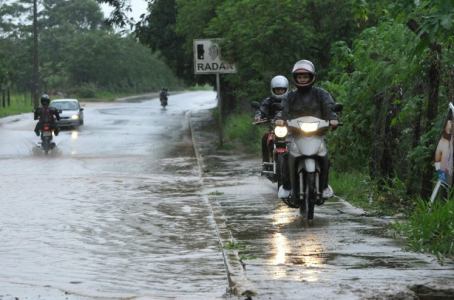 Chuva alaga ruas e casas, derruba árvores e causa transtornos na Capital Na Rua Catiguá, enxurrada alaga rua e prejudica tráfego de veículos (Foto: Alcides Neto)