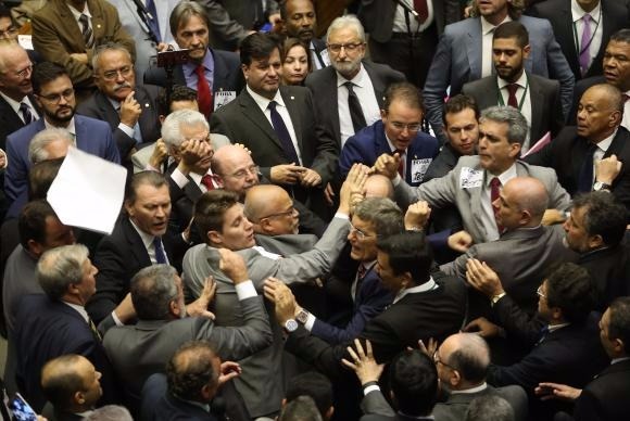 "Empate" marca votação de deputados de MS sobre a denúncia de Temer Ânimos ficaram exaltados durante votação na Câmara- Foto: Agência Brasil