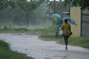 Chuva alaga ruas e casas, derruba árvores e causa transtornos na Capital No Bairro Cidade Morena, as ruas ficaram alagadas. (Foto: Alcides Neto)