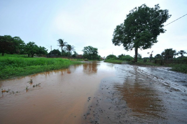 Chuva alaga ruas e casas, derruba árvores e causa transtornos na Capital Ruas sem pavimentação também ficaram alagadas hoje (Foto: Alcides Neto)