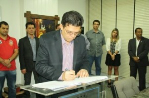 Prefeito libera e videomonitoramento deve funcionar até março de 2015 Ordem de serviço para compra e instalação de câmeras foi assinada no início da tarde de hoje. (Foto:Casimiro Silva/PMCG)