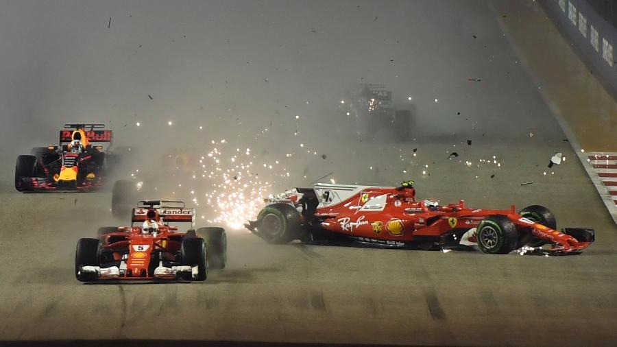 Verstappen, Vettel e Kimi Raikkonen batem logo na largada do GP de Cingapura
Imagem: AFP PHOTO / MANAN VATSYAYANA