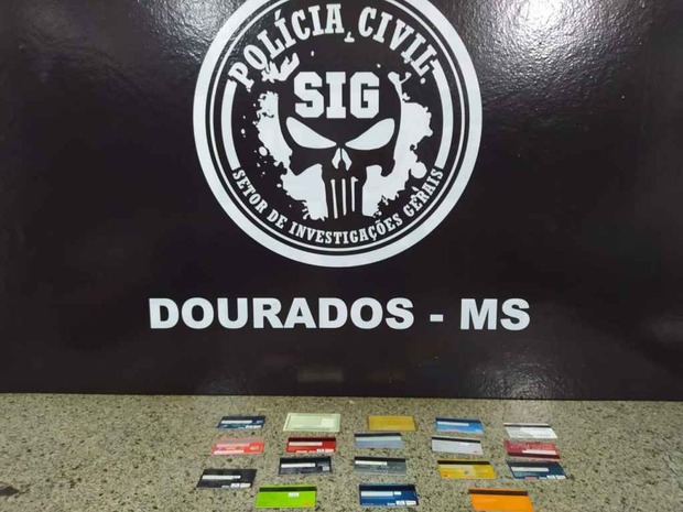 Vários cartões de crédito foram encontrados com ele
