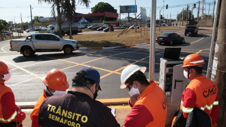 Com semáforos funcionando; Obras em rotatórias estão na reta final Divulgação