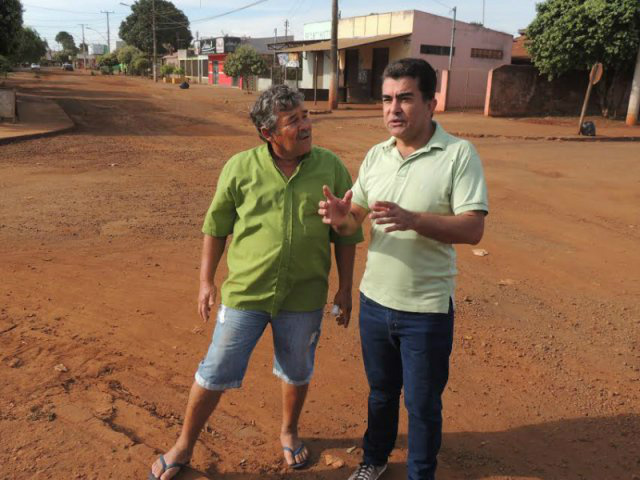 Marçal busca acordo para acabar com buracos nas ruas de Dourados Vereador Marçal mostra trecho da rua Nely Todeschini, que tem obras inacabadas. (Foto: Divulgação).