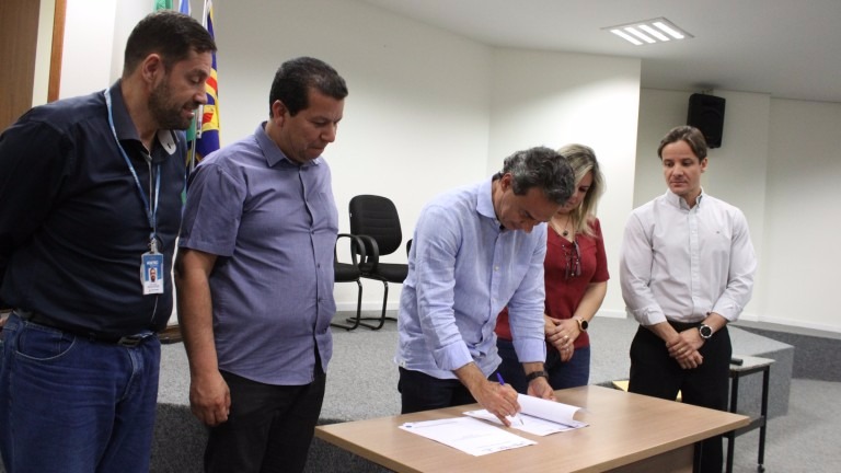 Prefeito assina termo para instalação de módulo de perícia médica no IMPCG Foto: Diogo Gonçalves