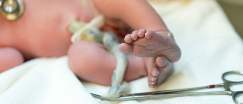 Corte tardio do cordão umbilical traz benefícios ao bebê © iStock