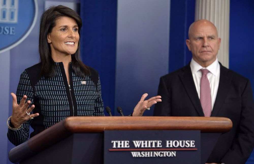Embaixadora dos Estados Unidos na ONU, Nikki Haley, ao lado do assessor de Segurança Nacional da Casa Branca, em imagem de arquivo (Foto: H.R. McMaster Mike Theiler / AFP)