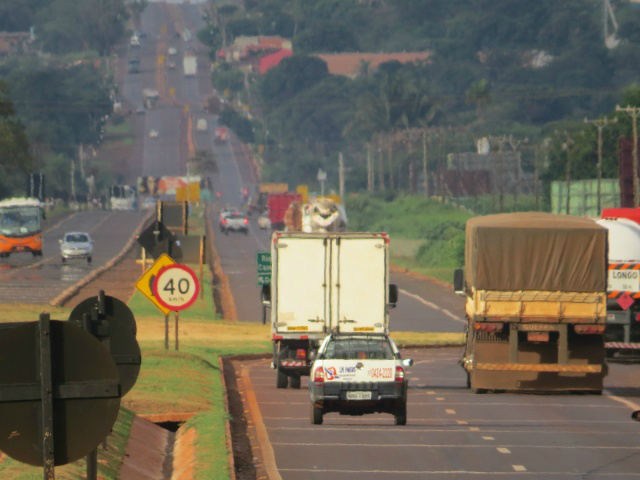 Restrição para caminhões nas estradas começa hoje Caminhões ficam proibidos de trafegar nas estradas federais em alguns horários (Foto: Arquivo/Dourados News)