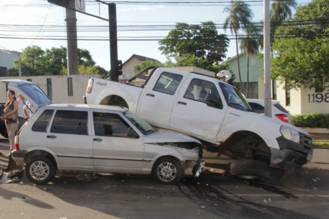 Motorista fura sinal e caminhonete vai parar sobre carro na Zahran Caminhonete foi parar em cima do Uno. Ninguém ficou ferido. (Foto: Marcos Ermínio)