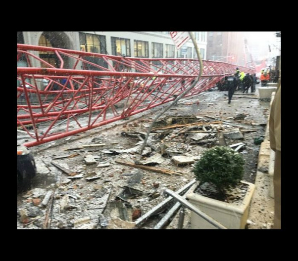 Guindaste gigante despenca no meio da rua em Nova York Reprodução / Twitter