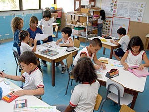 Pais devem ficar atentos para reajustes de mensalidades escolares