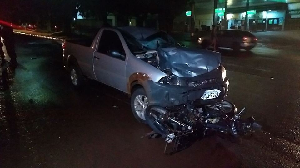 Moto ficou enroscada no veículo. - Foto: Adilson Domingos (Lente Nervosa)