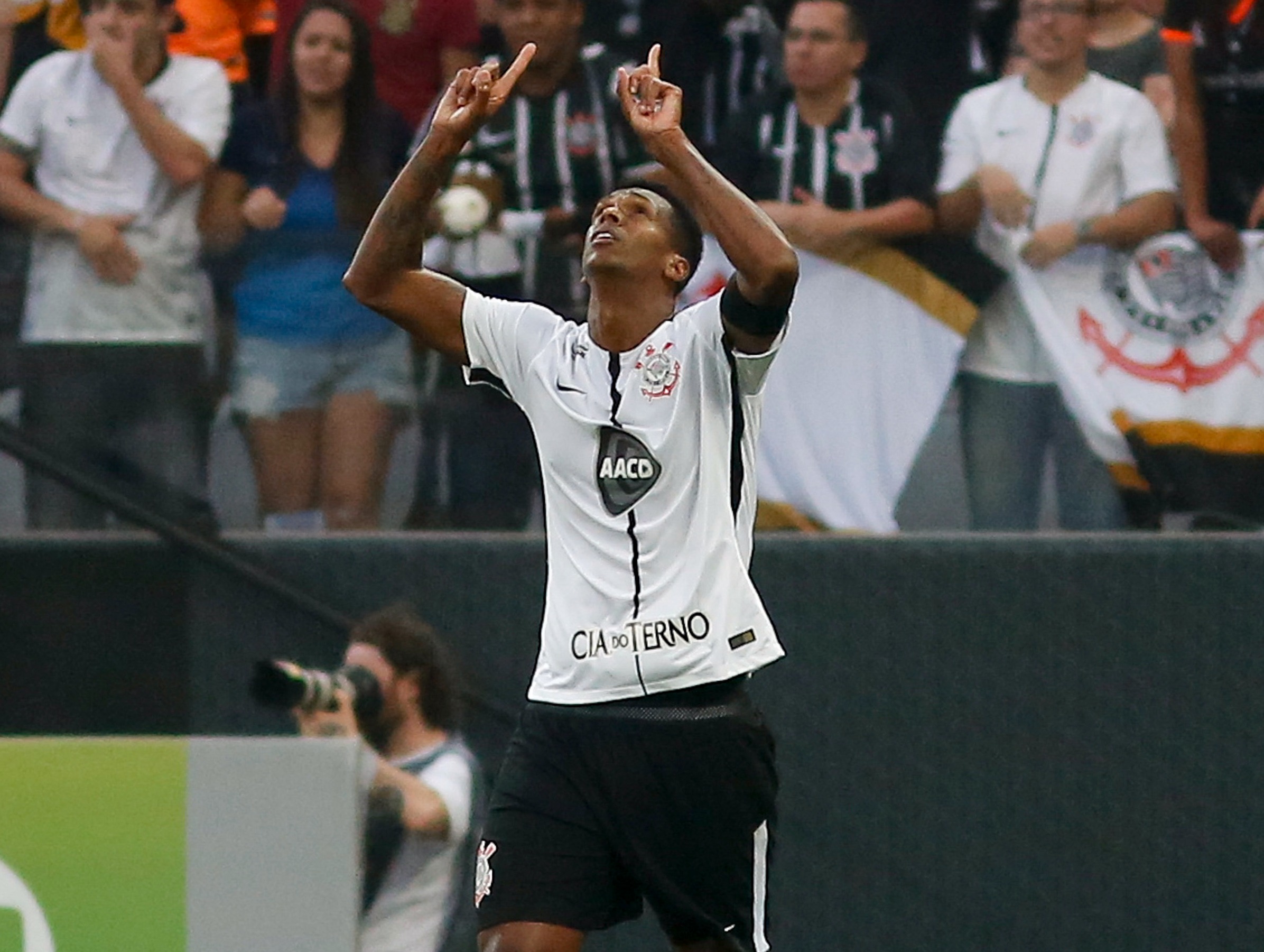 Corinthians perde chances, mas tem gol irregular validado e vence o Vasco