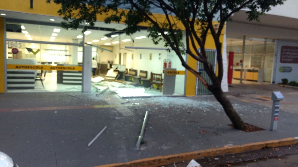 Funcionário pega caminhonete, perde controle e destrói recepção de auto escola Recepção da auto escola foi destruída. - Foto: Divulgação