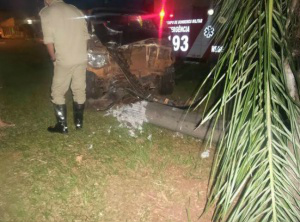 Homem dorme ao volante, bate carro e arranca poste Veículo derrubou poste na avenida Mato Grosso, em Campo Grande - Foto: Midiamax