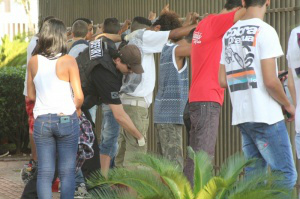 Defensoria vai à Justiça contra abordagem policial de adolescentes Policial durante revista aos adolescentes na