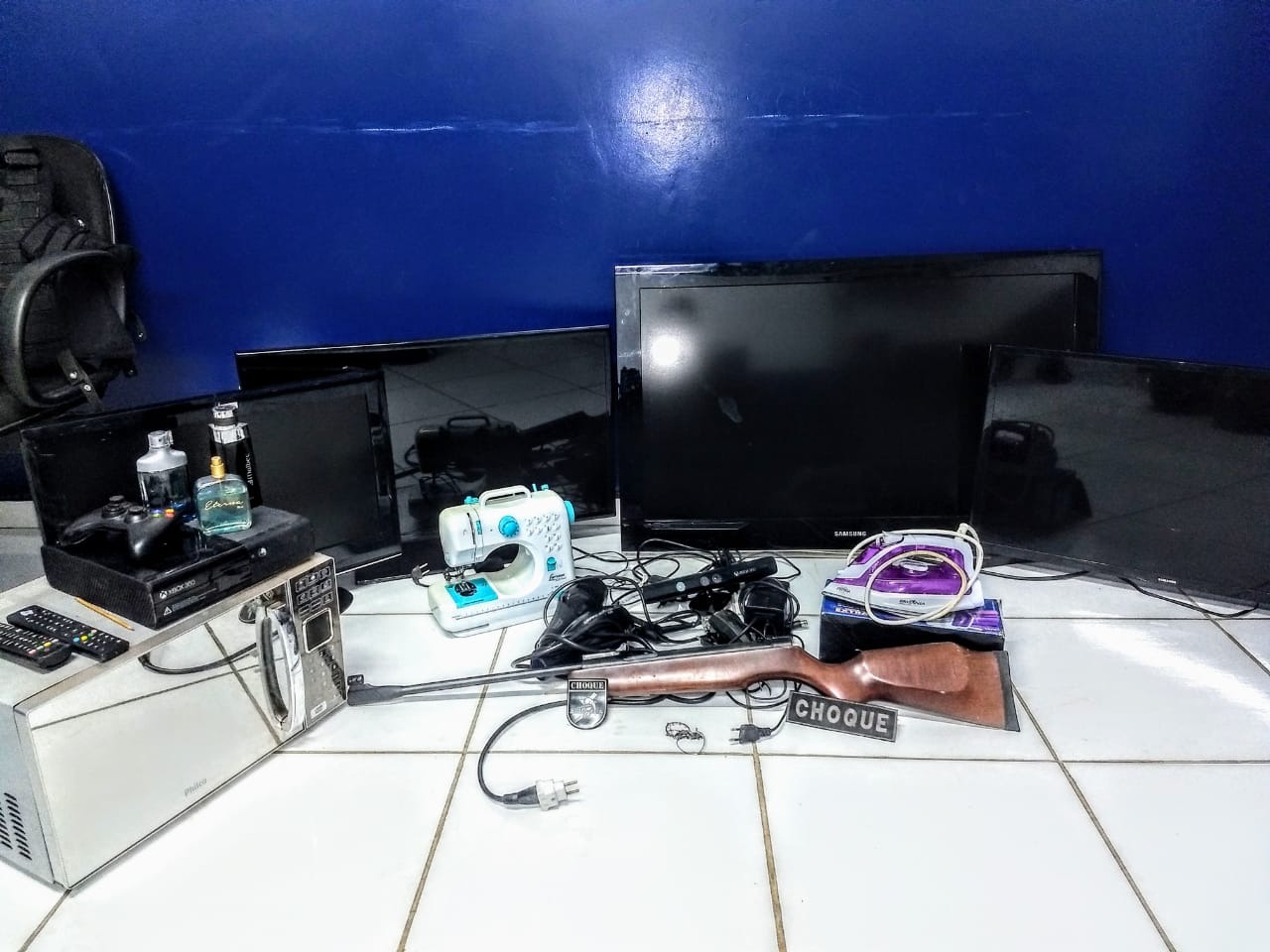Choque e GOI prendem dupla em flagrante por furto à residência na capital Choque e GOI prendem dupla em flagrante por furto à residência na capital