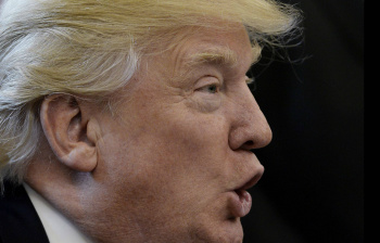 Trump amarga derrota e retira reforma da saúde por falta de apoio em seu partido O presidente norte-americano, Donald Trump, durante uma reunião do Conselho Econômico Nacional no Salão Oval. EFE