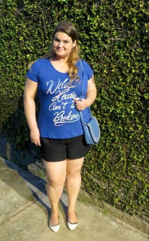 Blogueiras plus size mostram que é possível vestir qualquer peça com estilo Para Paula short mais larguinho cai bem em mulheres de pouco ou muito quadril.