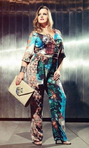 Blogueiras plus size mostram que é possível vestir qualquer peça com estilo Renata Poskus assina o blog Mulherão e usa com frequência roupas bem estampadas.