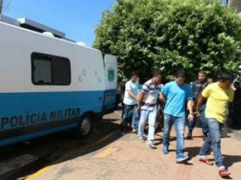 Presos são escoltados até agência da Caixa para sacar FGTS de contas inativas Hugo Leal