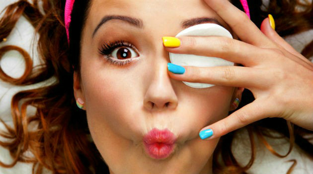 Dormir de maquiagem faz mal; veja 5 motivos que vão te fazer largar esse hábito hoje Tirar a maquiagem a noite é fundamental; veja os malefícios do dormir de make (foto/Thinkstock)