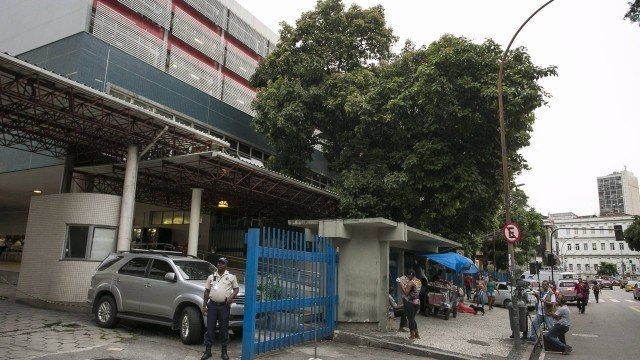 Mulher de 63 anos passa mal em camarote da Sapucaí e morre