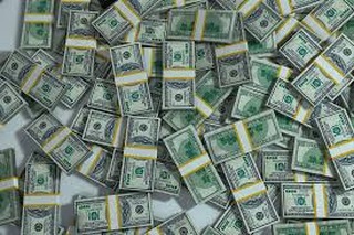 Dólar opera em queda após adiamento de tarifas dos EUA sobre China Dólar opera em queda após adiamento de tarifas dos EUA sobre China