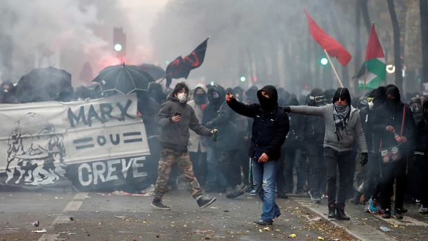 Greve geral em França contra reforma das pensões marcada por incidentes Greve geral em França contra reforma das pensões marcada por incidentes