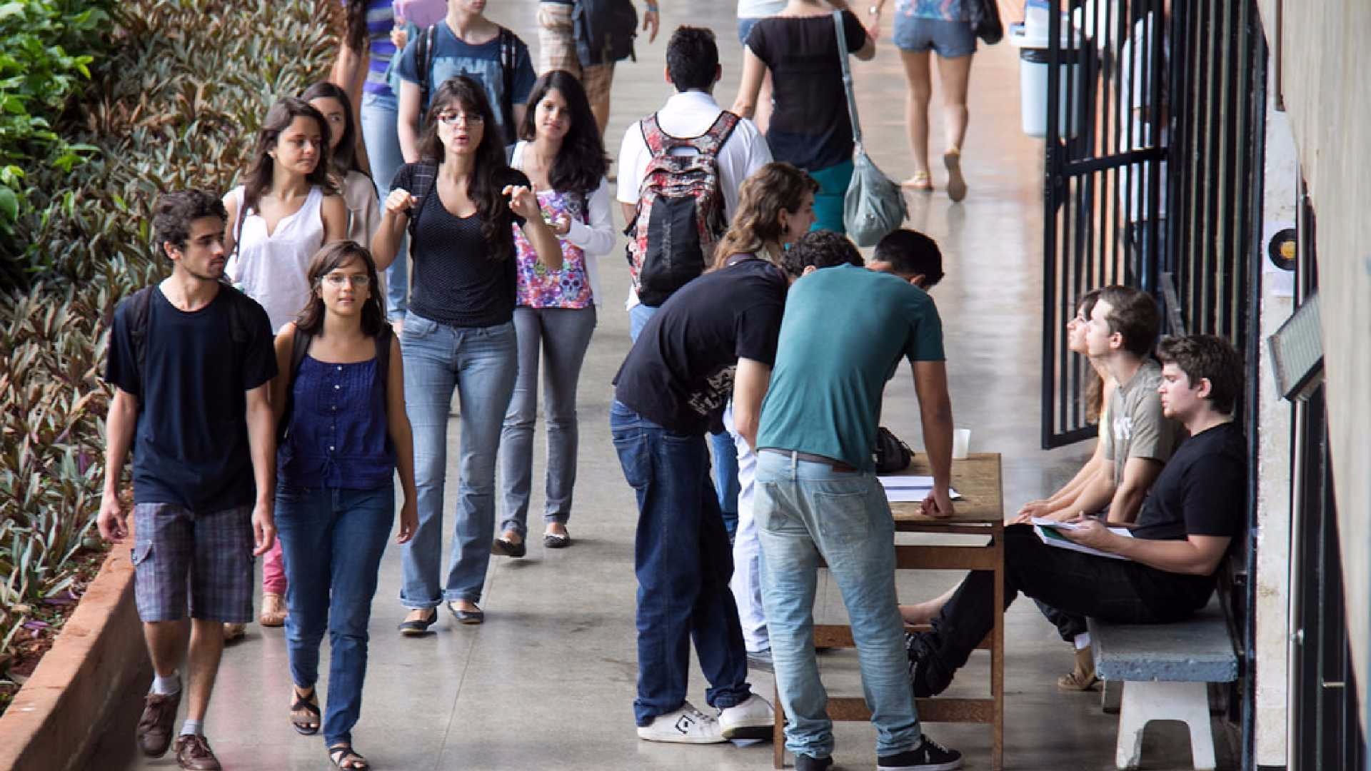 Jovens preferem universidades públicas piores a privadas de qualidade