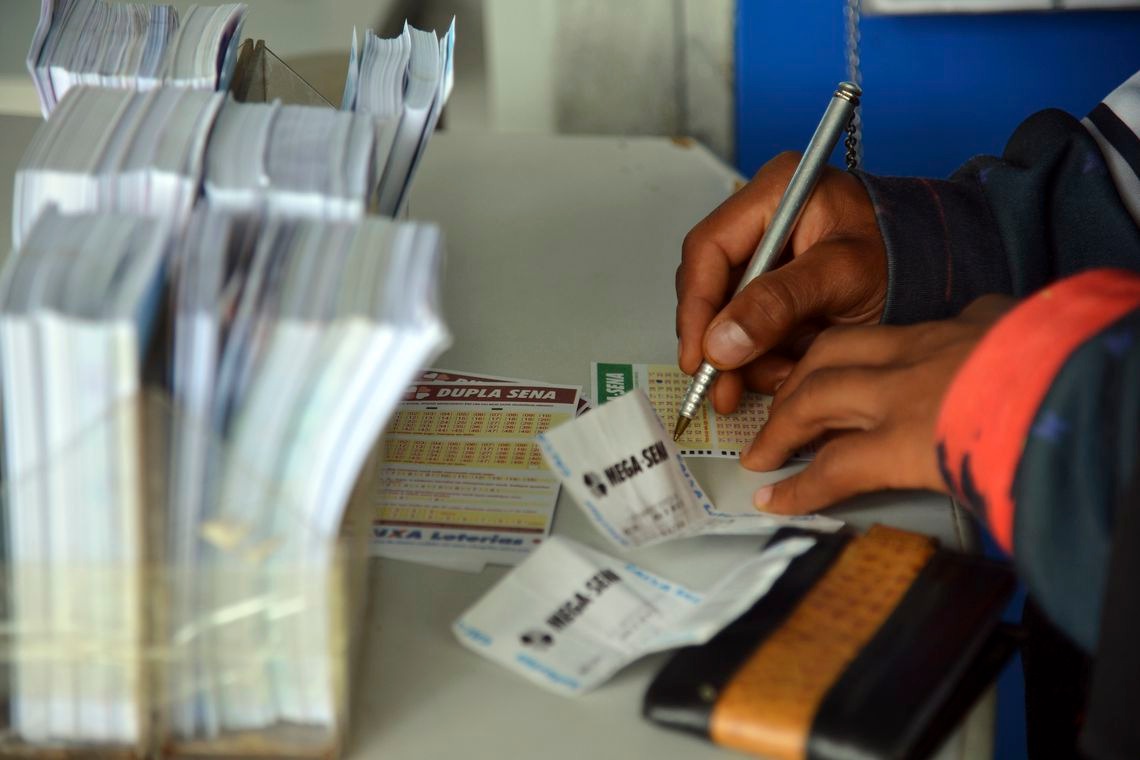 Desde 4 de abril ninguém acerta as seis dezenas da loteria.. EBC