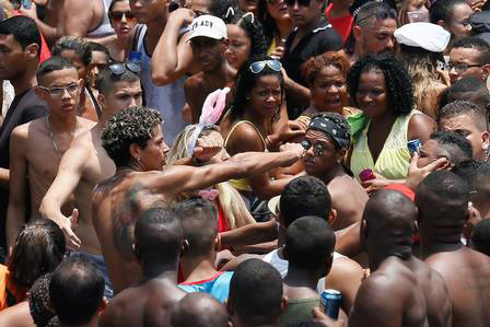 PM em serviço tem arma furtada no bloco Cordão da Bola Preta Confusões e brigas marcaram o desfile do Bola Preta Foto: Pablo Jacob / Agência O Globo