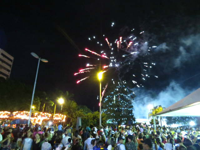 Com Papai Noel e governador, decoração de Natal é inaugurada Festa ocorreu na noite desta segunda-feira em Dourados e reuniu centenas de pessoas na Praça Antônio João - Foto: Adriano Moretto