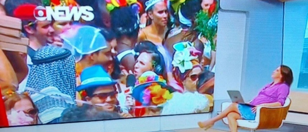 Folião dá 'fora' em repórter da Globo ao vivo e xinga diretor: "Nazista!" Folião dá 'fora' em repórter da Globo ao vivo e xinga diretor: "Nazista!"